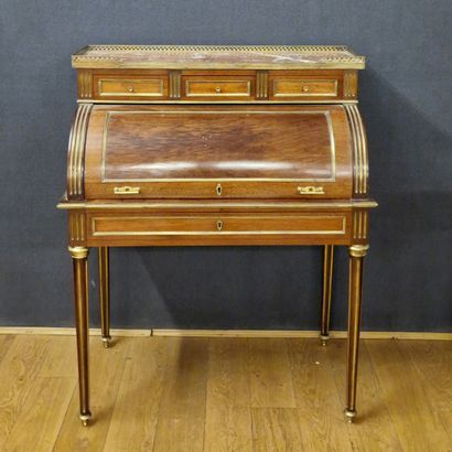 BUREAU DE DAME A CYLINDRE de Style Louis...