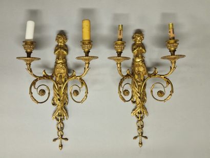 PAIRE D'APPLIQUES A DEUX LUMIERES de Style...