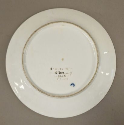 PARIS - ASSIETTE en porcelaine dure, à décor...