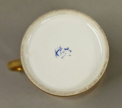 SEVRES - TASSE LITRON ET SA SOUCOUPE en porcelaine,...