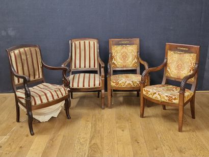 PAIRE DE FAUTEUILS à dossier rectangulaire...