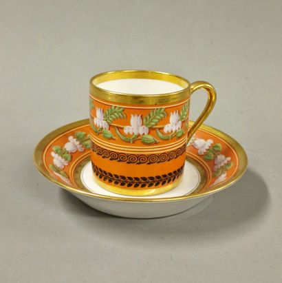 SEVRES - TASSE LITRON ET SA SOUCOUPE en porcelaine,...