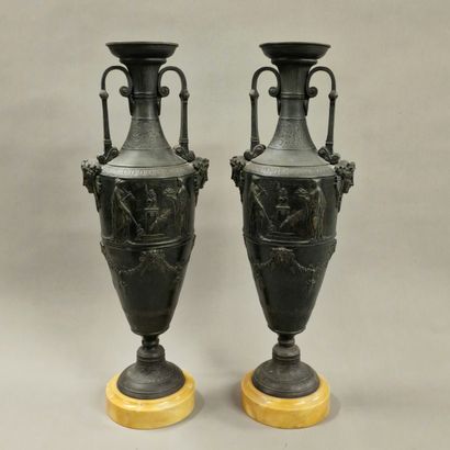 PAIRE DE VASES AMPHORE de Style du XIXème...