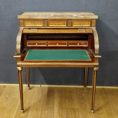 BUREAU DE DAME A CYLINDRE de Style Louis...