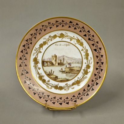 PARIS - ASSIETTE en porcelaine dure, à décor...