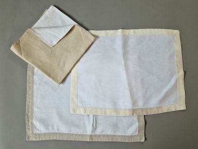 REUNION D'UNE SUITE DE 12 SETS DE TABLE (48...