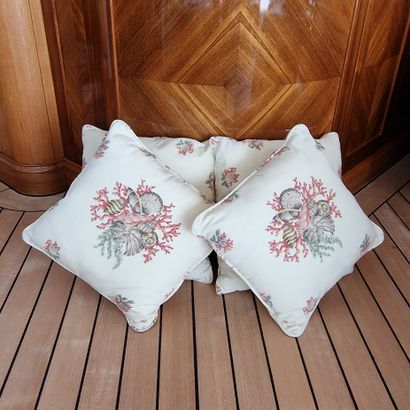 SUITE DE QUATRE COUSSINS DEHOUSSABLES EN...