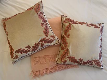 SET OF A PLAID in pink cashmere with fringed...