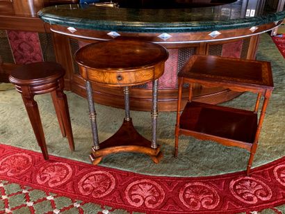 * TROIS PETITES TABLES VOLANTES Modernes
-...