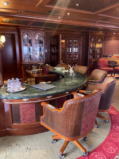 * SUITE DE SIX FAUTEUILS GONDOLES DE BAR...