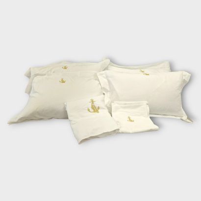 PARURE DE LIT DEUX PLACES 15 PIECES comprenant:
-...