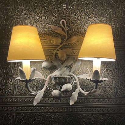 PAIRE D’APPLIQUES A DEUX LUMIERES de Style...