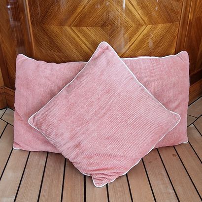 SUITE DE QUATRE COUSSINS D'EXTERIEUR DEHOUSSABLES...