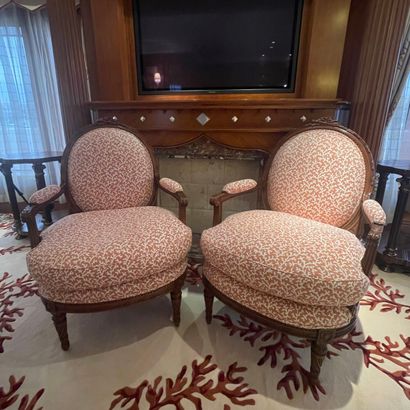 * SUITE DE TROIS LARGES FAUTEUILS A DOSSIER...