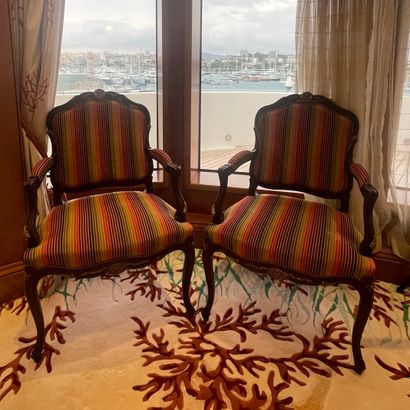 * PAIRE DE FAUTEUILS A DOSSIER PLAT MOUVEMENTE...