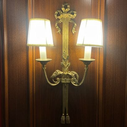 SUITE DE 4 APPLIQUES A DEUX LUMIERES de Style...