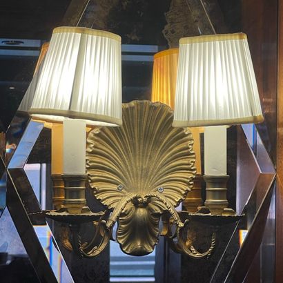 PAIRES D'APPLIQUES A DEUX BRAS DE LUMIERE...