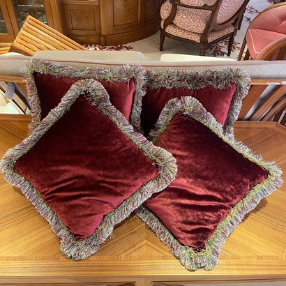 SUITE DE 4 COUSSINS en velours bordeaux à...