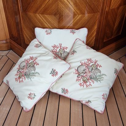 SUITE DE TROIS COUSSINS DEHOUSSABLES EN TISSU...