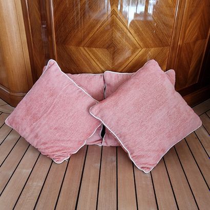 SUITE DE QUATRE COUSSINS D'EXTERIEUR DEHOUSSABLES...
