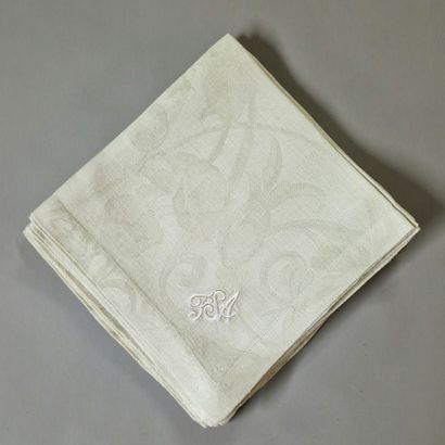 SUITE DE 26 SERVIETTES DE TABLE (69 x 48...