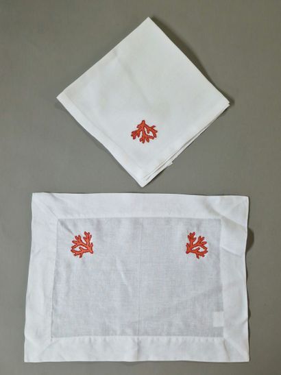 SUITE DE 14 SETS DE TABLE (42 x 34 cm) ET...