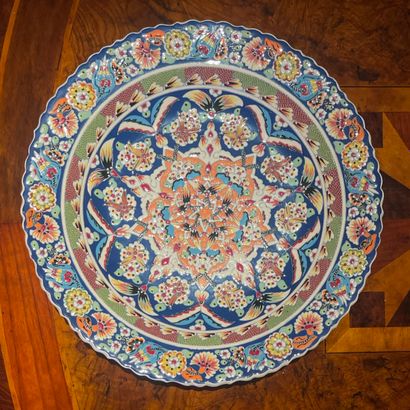 3 PLATS RONDS à bords mouvementés - Turquie...