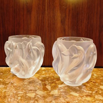 LALIQUE France - PAIRE DE VASES AUX DAUPHINS...