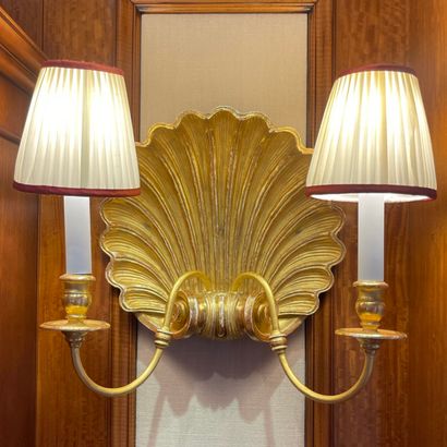 SUITE DE 5 APPLIQUES A DEUX LUMIERES de Style...