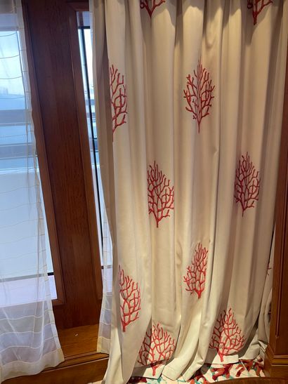 SUITE DE 4 COUSSINS en velours bordeaux à...