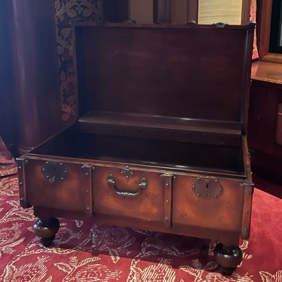 * MEUBLE BAR EN FORME DE MALLE DE VOYAGE...