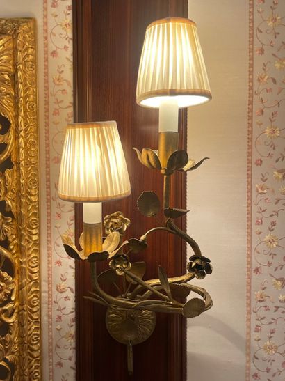 SUITE DE 4 APPLIQUES A DEUX LUMIERES Modernes...
