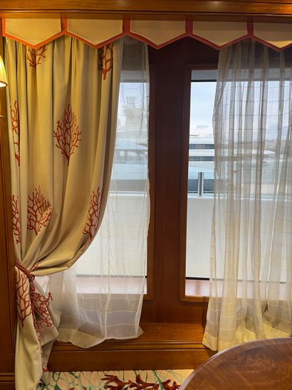 SUITE DE 4 COUSSINS en velours bordeaux à...