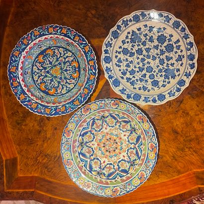 3 PLATS RONDS à bords mouvementés - Turquie...
