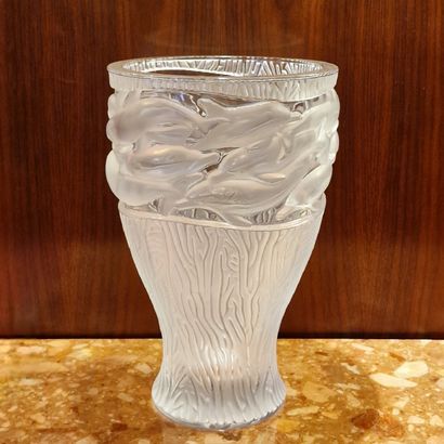 LALIQUE France - GRAND VASE AUX DAUPHINS...