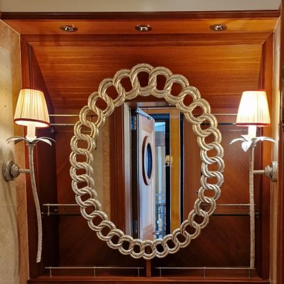 ENSEMBLE D’UN MIROIR MEDAILLON OVALE en bois...