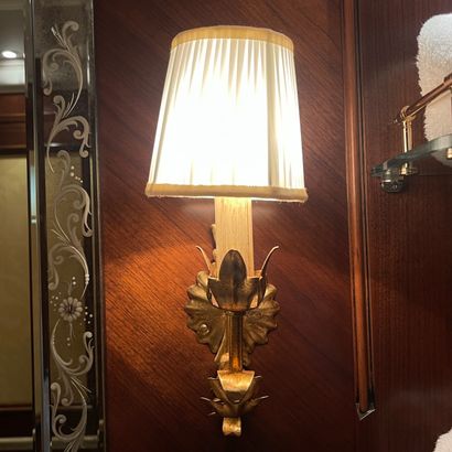 SUITE DE QUATRE APPLIQUES à une lumière de...