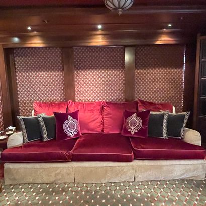 * GRAND CANAPE en velours gaufré sable et...