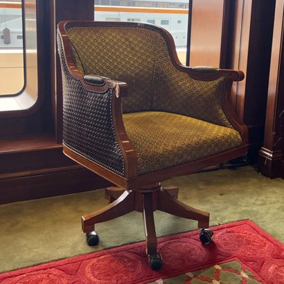 * SUITE DE SIX FAUTEUILS GONDOLES DE BAR...