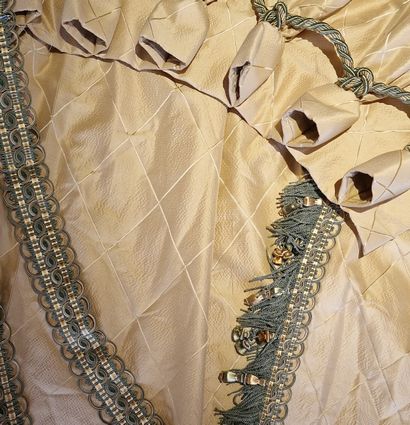 PAIRE DE RIDEAUX en tissu vieil or à motifs...