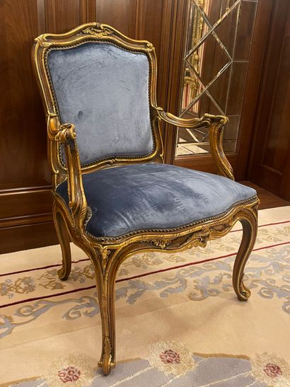 * PAIRE DE FAUTEUILS A DOSSIER PLAT MOUVEMENTE...