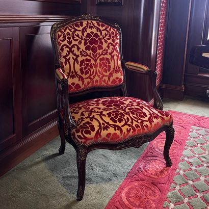 * PAIRE DE FAUTEUILS A DOSSIER PLAT MOUVEMENTE...