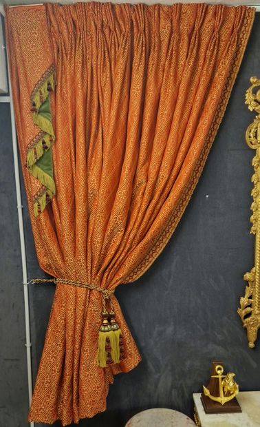 DEUX PAIRES DE RIDEAUX en satin cramoisi...