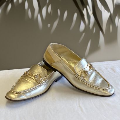 GUCCI - PAIR OF MOCASSINS in silver metallic...