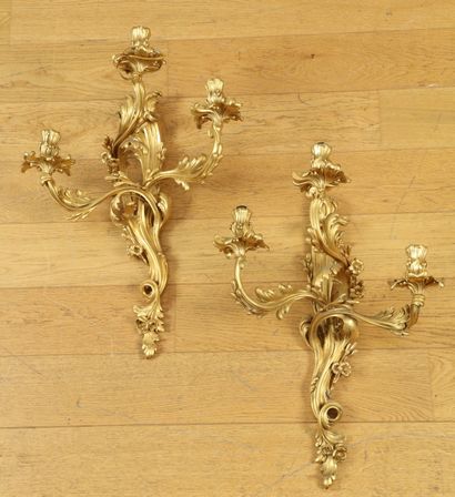 PAIRE DE GRANDES APPLIQUES A TROIS BRAS DE...