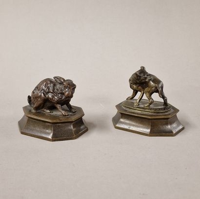 DEUX PETITS BRONZES ANIMALIERS à patine nuancée...