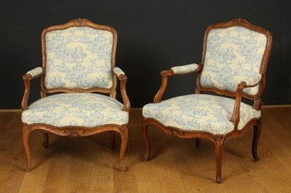 PAIRE DE FAUTEUILS à dossier plat mouvementé...