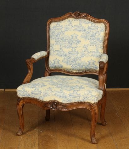 FAUTEUIL à dossier plat mouvementé en partie...