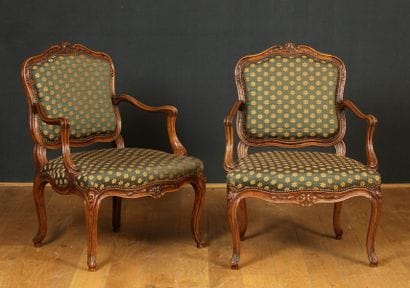 PAIRE DE FAUTEUILS à dossier plat mouvementé,...