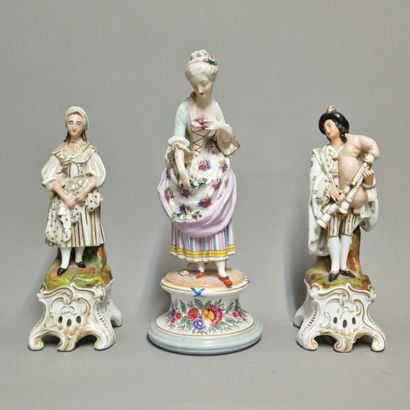 STATUETTE DE JEUNE FILLE EN COSTUME XVIIIEME...